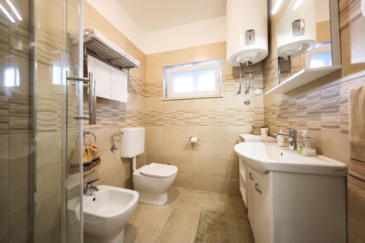 Apartment Puntamika Villa De Rosa - Ground Floor 자다르 외부 사진