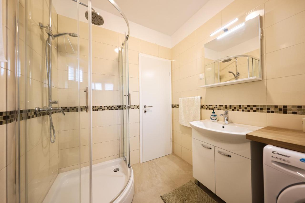 Apartment Puntamika Villa De Rosa - Ground Floor 자다르 외부 사진