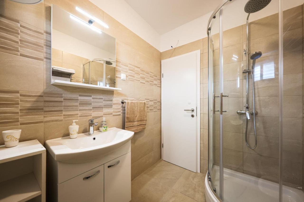 Apartment Puntamika Villa De Rosa - Ground Floor 자다르 외부 사진