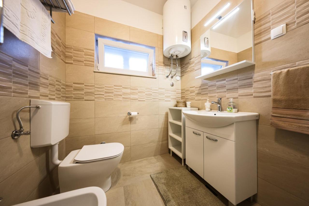 Apartment Puntamika Villa De Rosa - Ground Floor 자다르 외부 사진