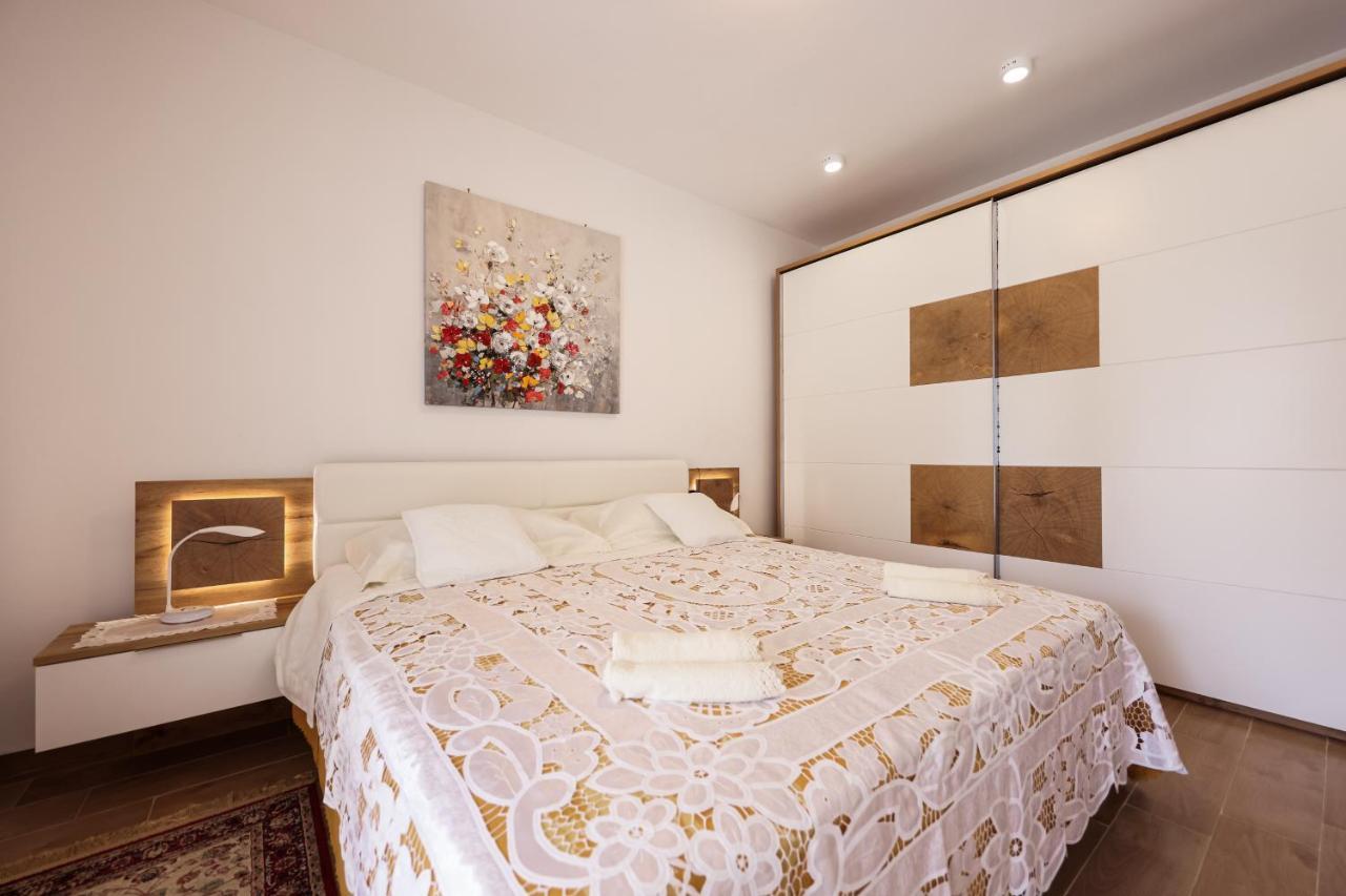 Apartment Puntamika Villa De Rosa - Ground Floor 자다르 외부 사진